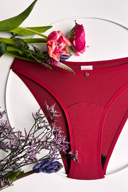 menstruační kalhotky SAYU střední savosti vyfocené s květinami, pohled na přední díl