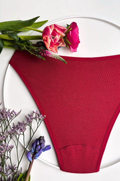 pohled zezadu na české menstruační kalhotky SAYU ve vykrojeném střihu