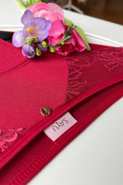 Detail na zdobný prvek a bordó krajku menstruačních kalhotek SAYU.