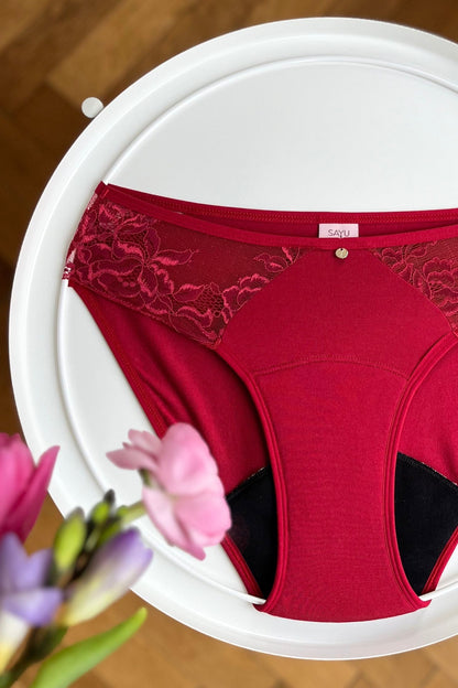 Menstruační kalhotky SAYU s krajkou v bordó barvě. focené na bílém pozadí. Savost 4 kapičky z 5.