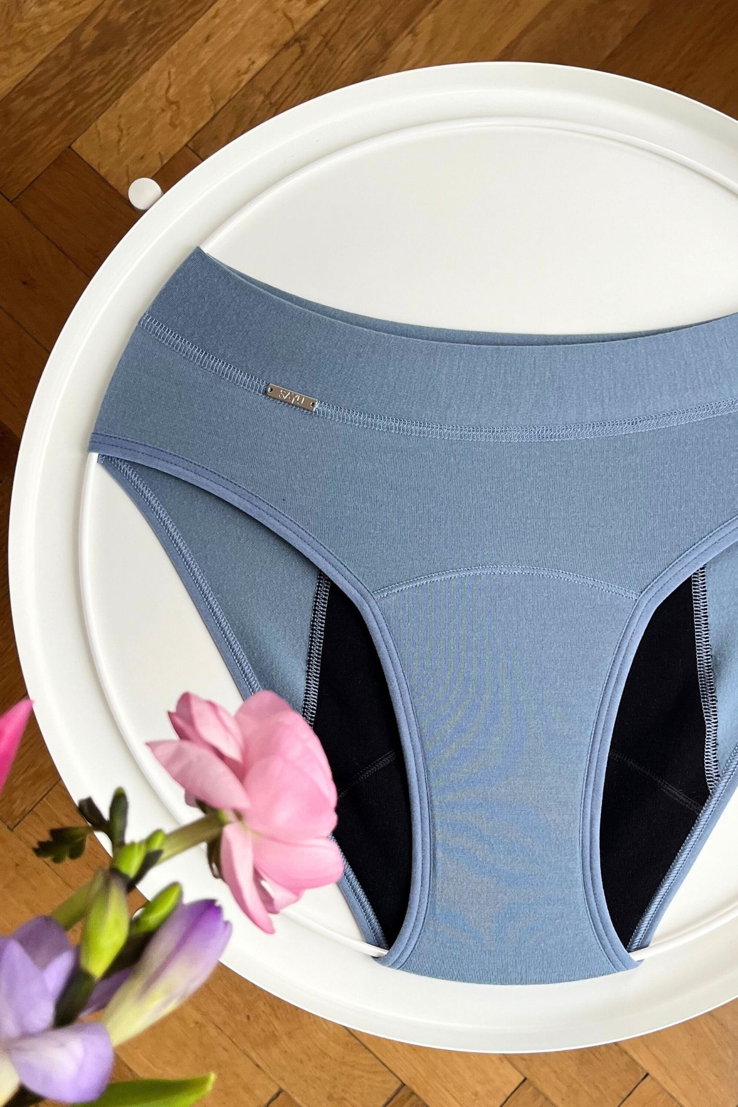 Noční menstruační kalhotky s prodlouženou merino vložkou ve střední savosti focené na bílém pozadí.