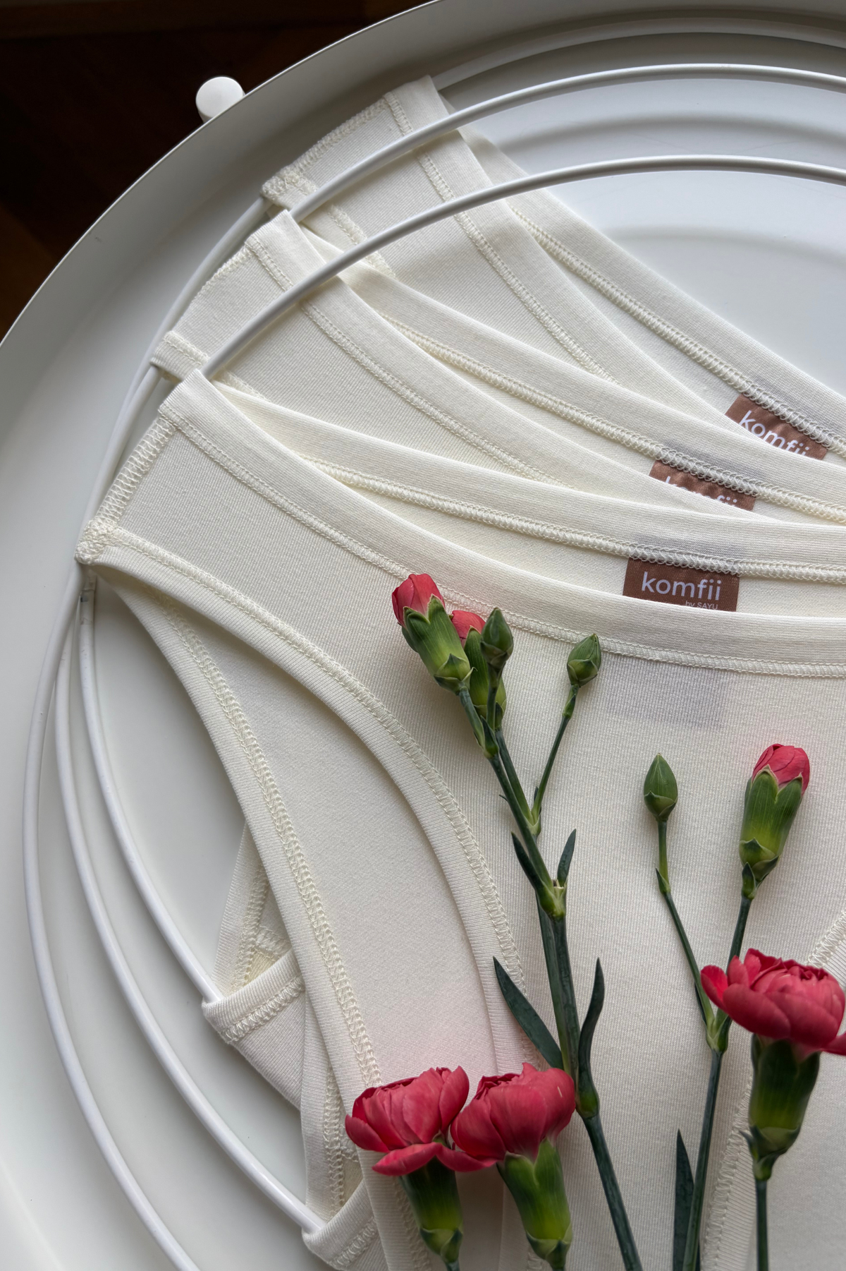 detail - Sada 3 nemenstruačních bikini briefs kalhotek komfii s plochými švy a zakončením z měkkého úpletu, nově poprvé s vložkou z jemné merino vlny v přírodním krémovém odstínu.