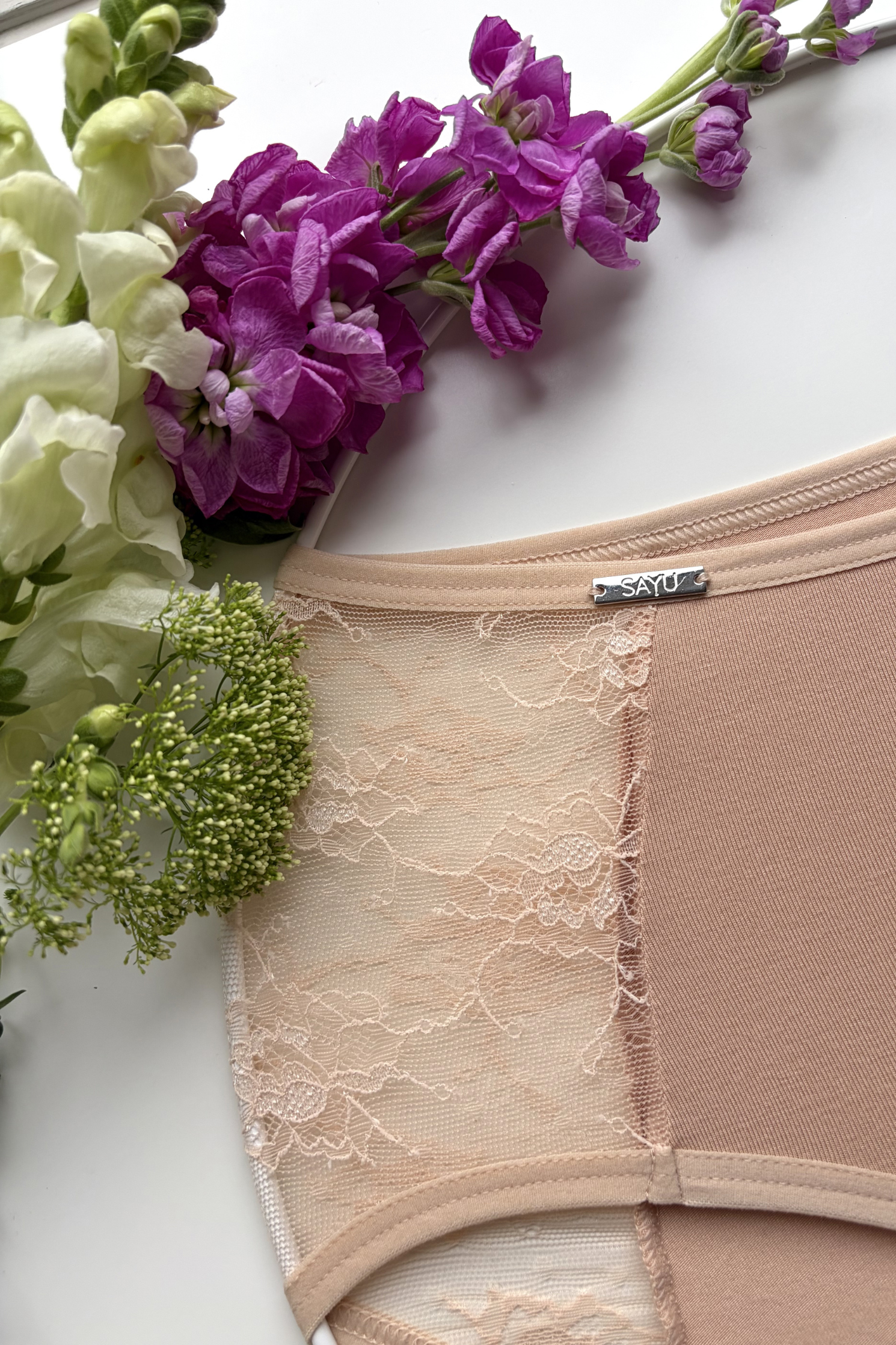 Detailní pohled na krajkové boky menstruačních kalhotek light savosti s merino vlnou