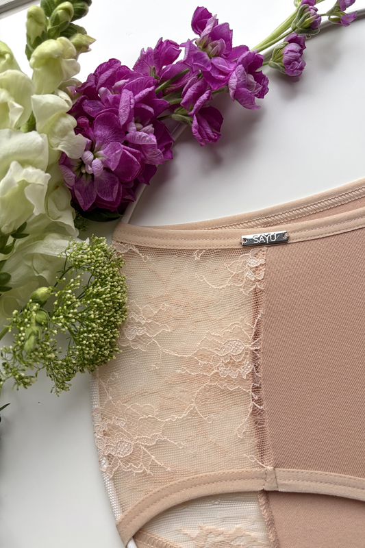 Detailní pohled na krajkové boky menstruačních kalhotek light savosti s merino vlnou