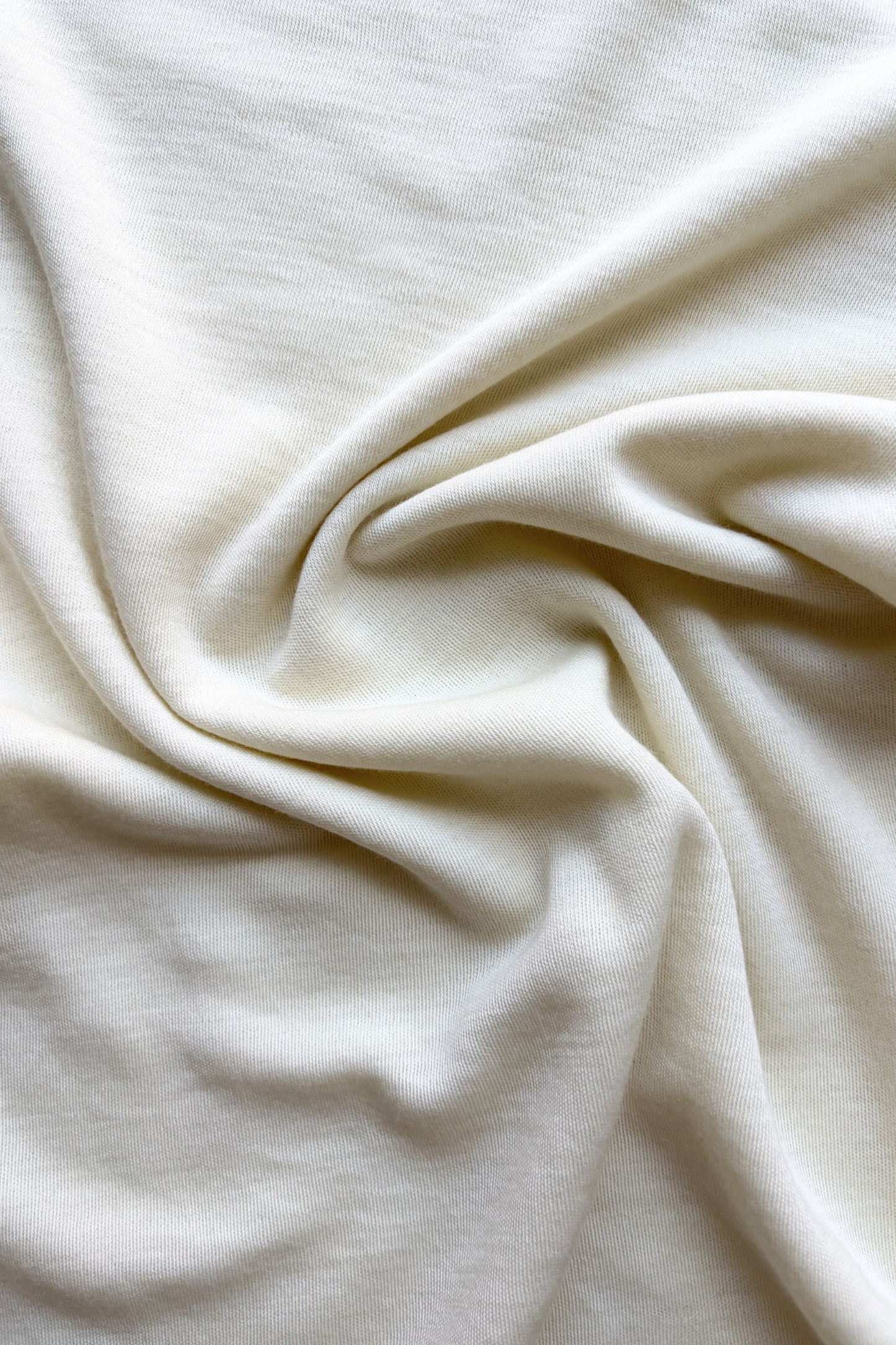 Detail merinového úpletu natur přírodní nebarvená.