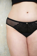 Detailní pohled na přední část menstruačních kalhotek.