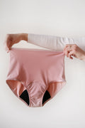 Produktová fotografie modelu menstruačních kalhotek Růžové do pasu - pohled zepředu.