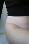 Detailní pohled na tělové kalhotky klasického střihu v tělové barvě.