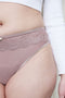 Detail na přední straně menstruačních kalhotek s krajkou.