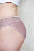 Pohled na boční stranu menstruačních kalhotek s krajkou.
