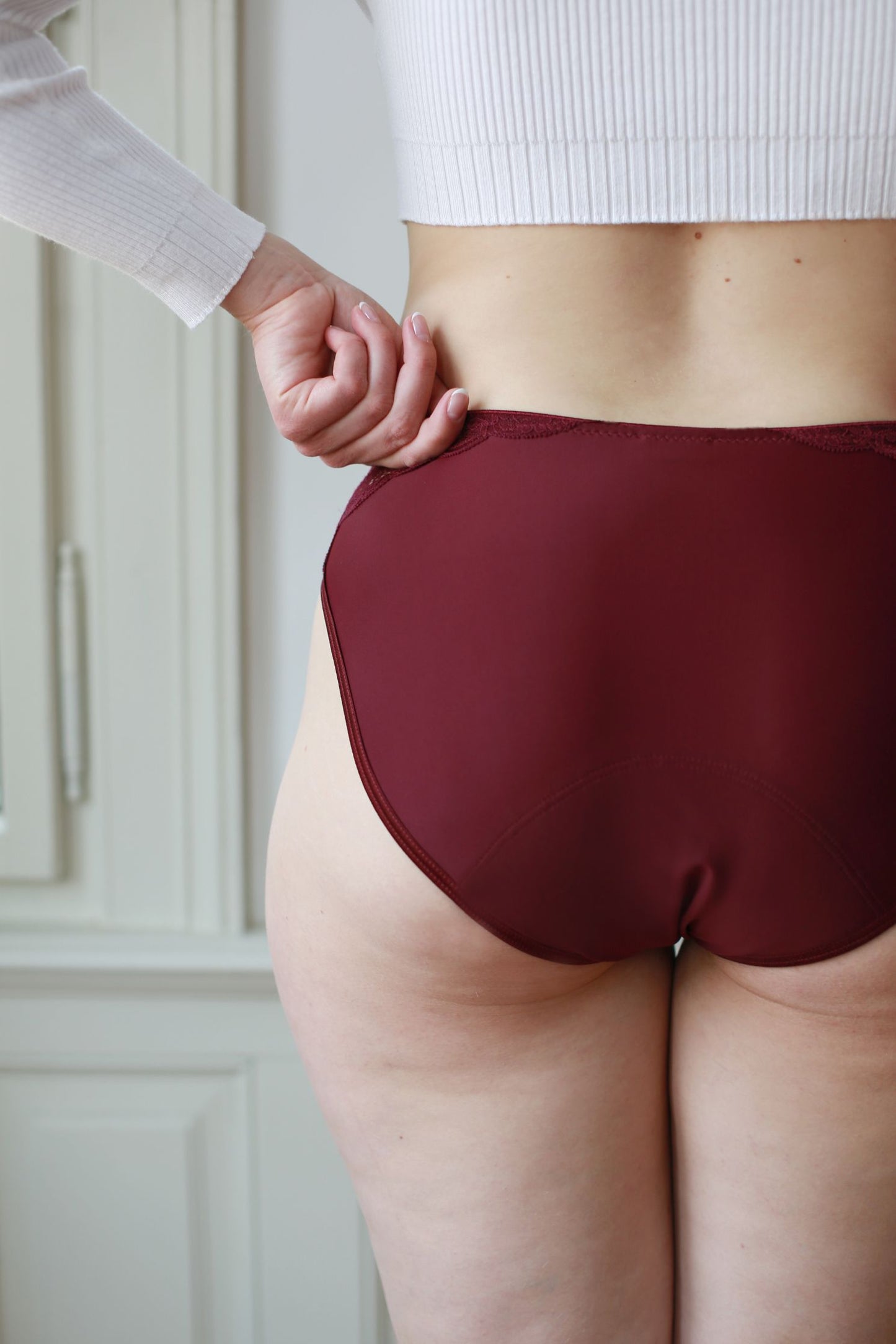 Pohled na zadní stranu menstruačních kalhotek v bordó barvě.