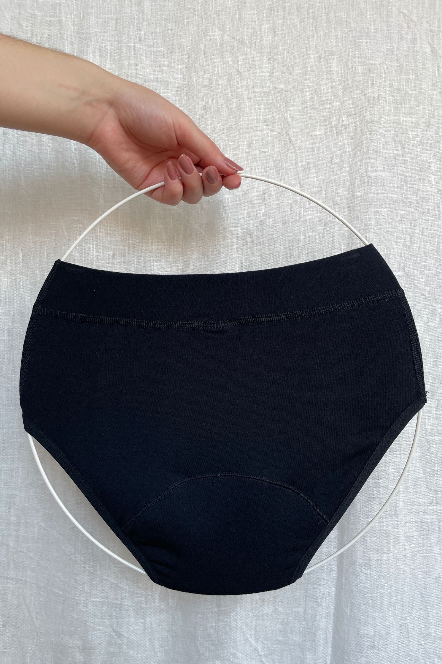 Produktová fotografie menstruačních kalhotek pro dívky. Zadní strana.