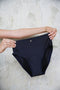 Produktová fotografie předního pohledu na noční menstruační kalhotky.