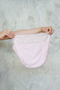 Produktová fotografie menstruačních kalhotek na spaní v pohledu zezadu.