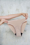 Produktová fotografie modelu menstruačních kalhotek Tělové brazilky Magic Cut - přední pohled.