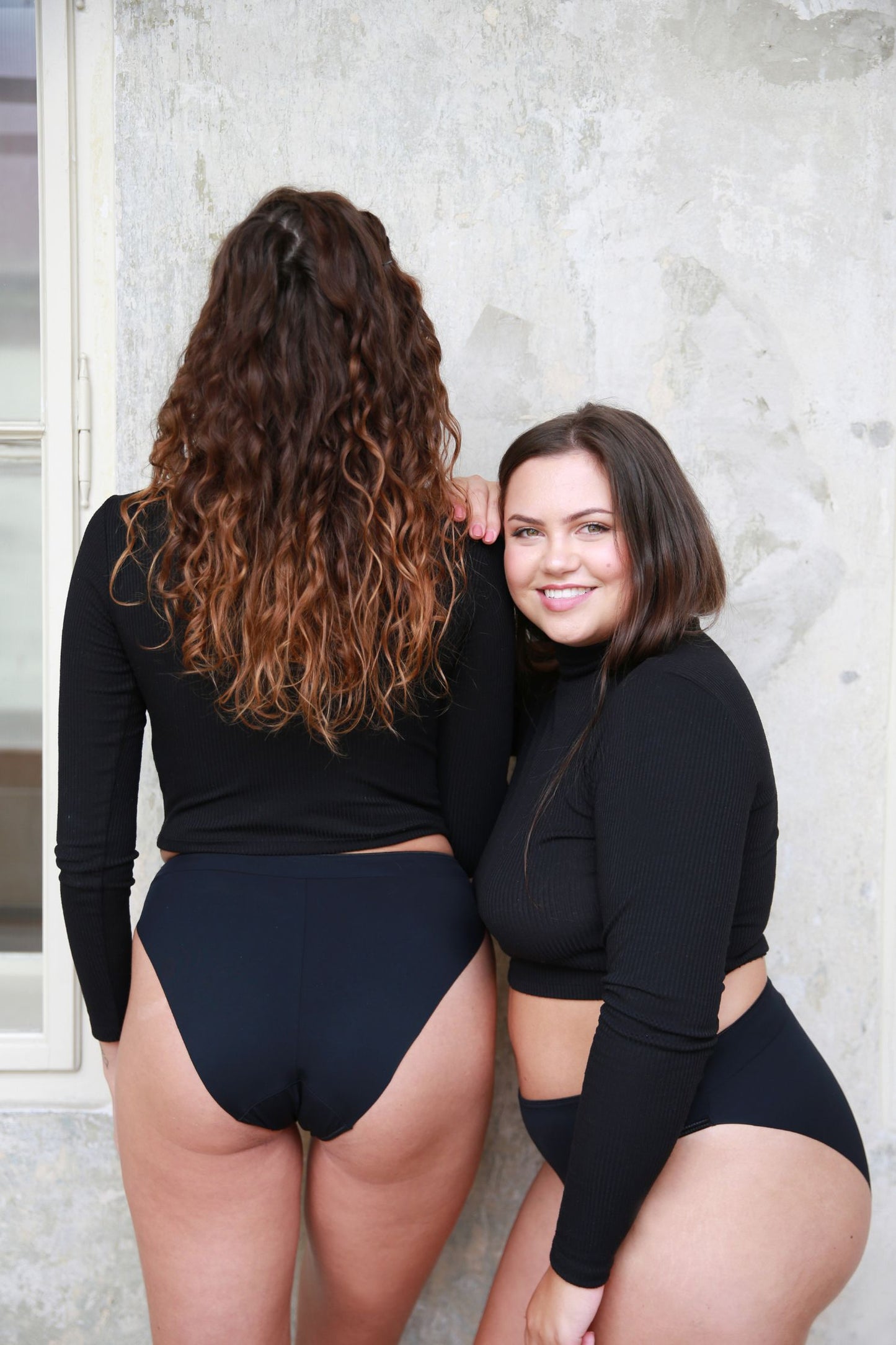 Modelky Dominika (zezadu) a modelka Tereza (zboku) v modelu s neviditelnými kraji Černé brazilky Magic Cut.